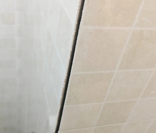 于洪瓷砖空鼓维修公司分享阳台瓷砖脱落的修复过程可以分为以下几个步骤